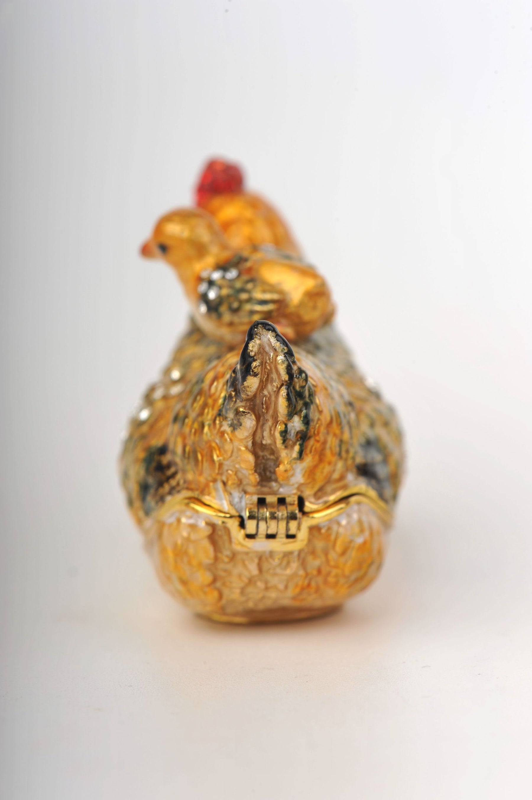 Keren Kopal Chick on a Chicken