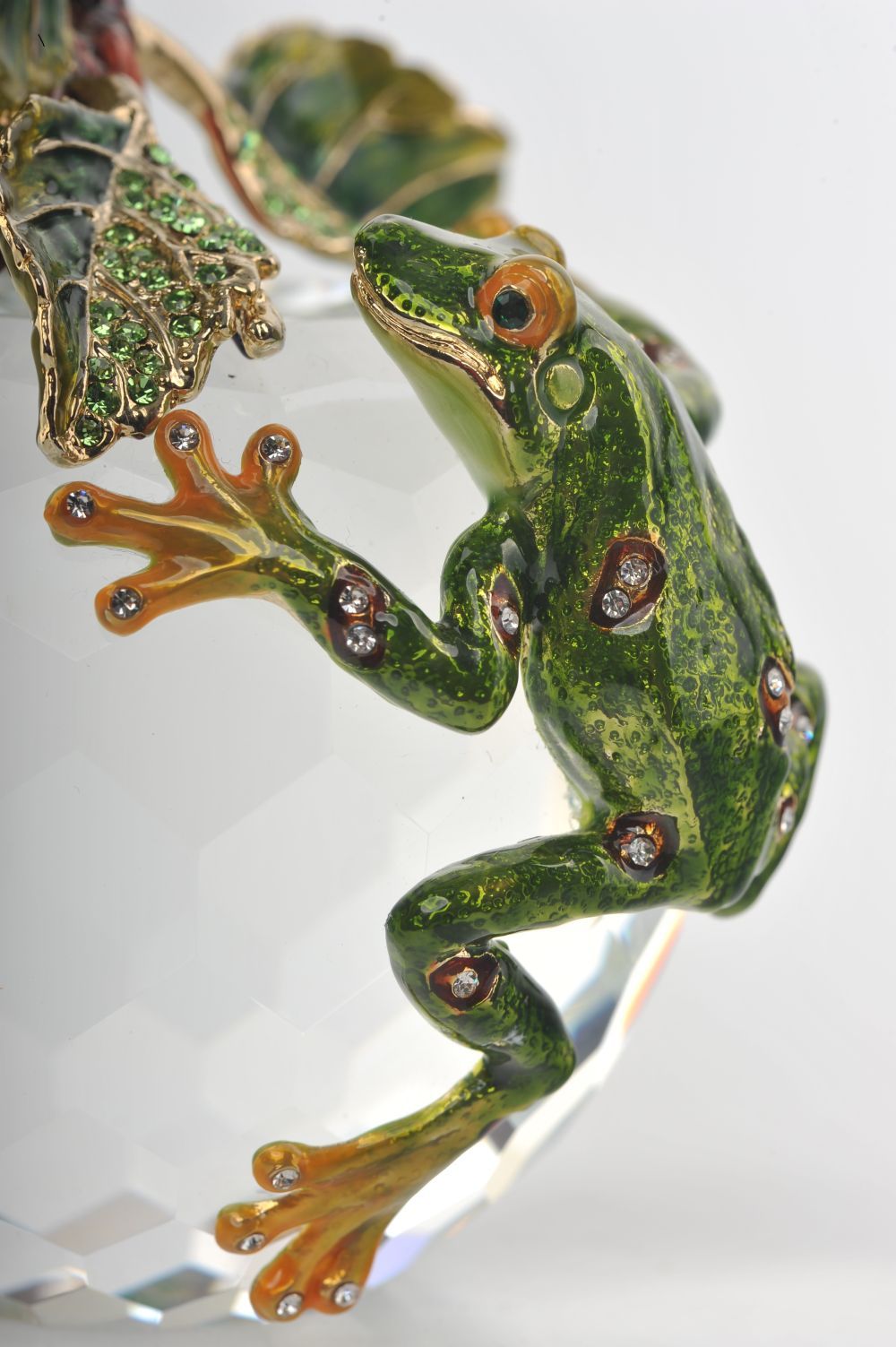 Keren Kopal Crystal Apple with a Green Frog on it