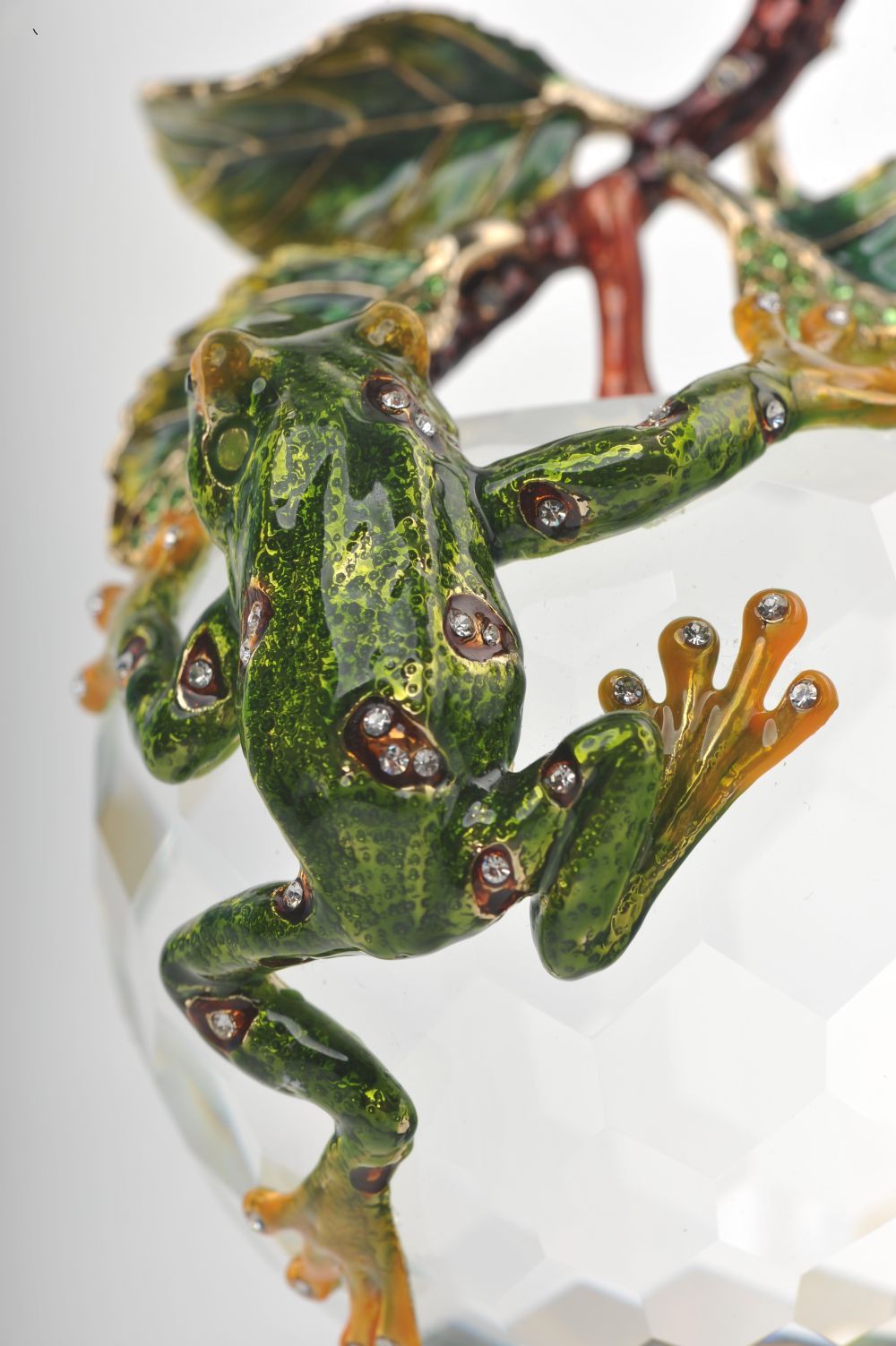 Keren Kopal Crystal Apple with a Green Frog on it
