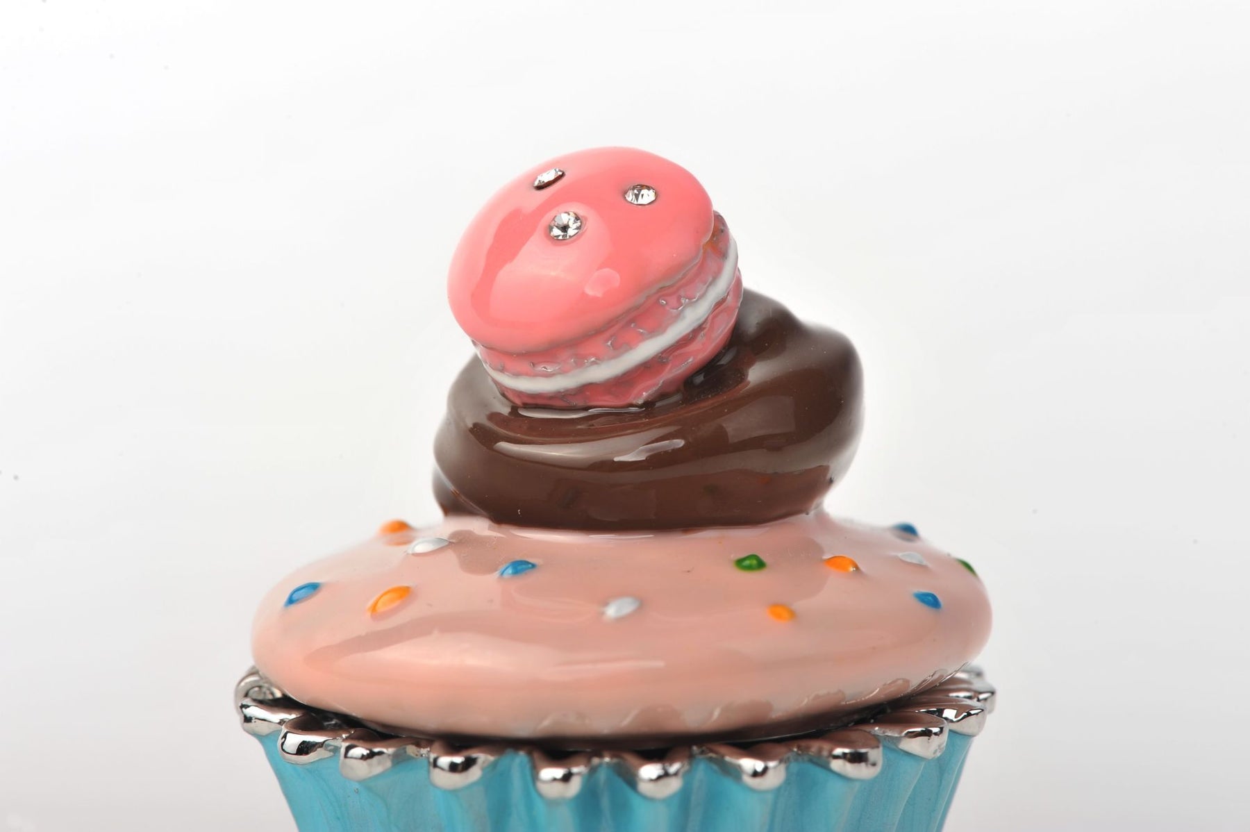 Keren Kopal Pink and Blue Macaroon Cupcake