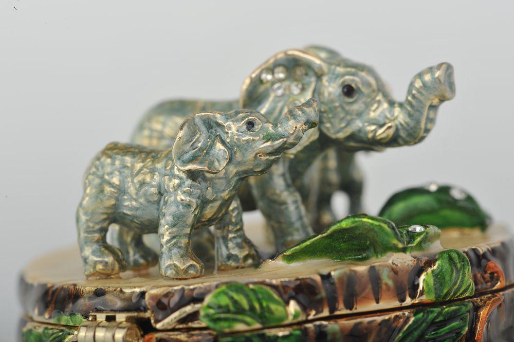 Keren Kopal Three Elephants on Tree Trunk