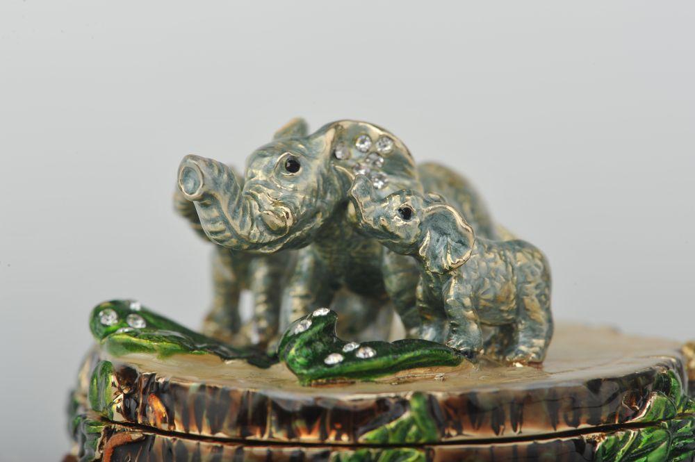 Keren Kopal Three Elephants on Tree Trunk