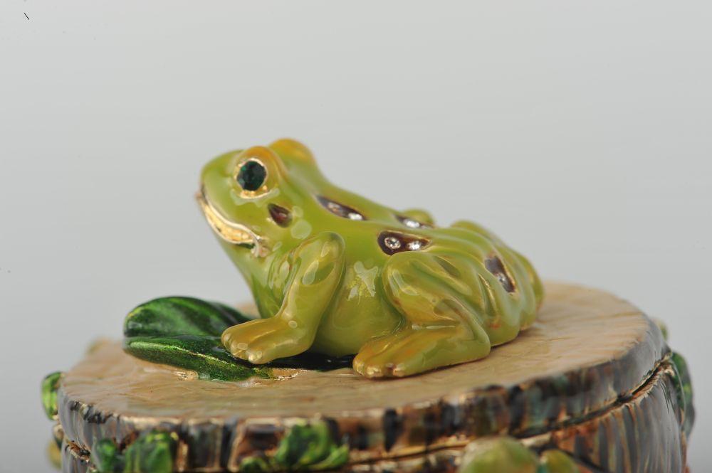 Keren Kopal Three Frogs on Tree Trunk