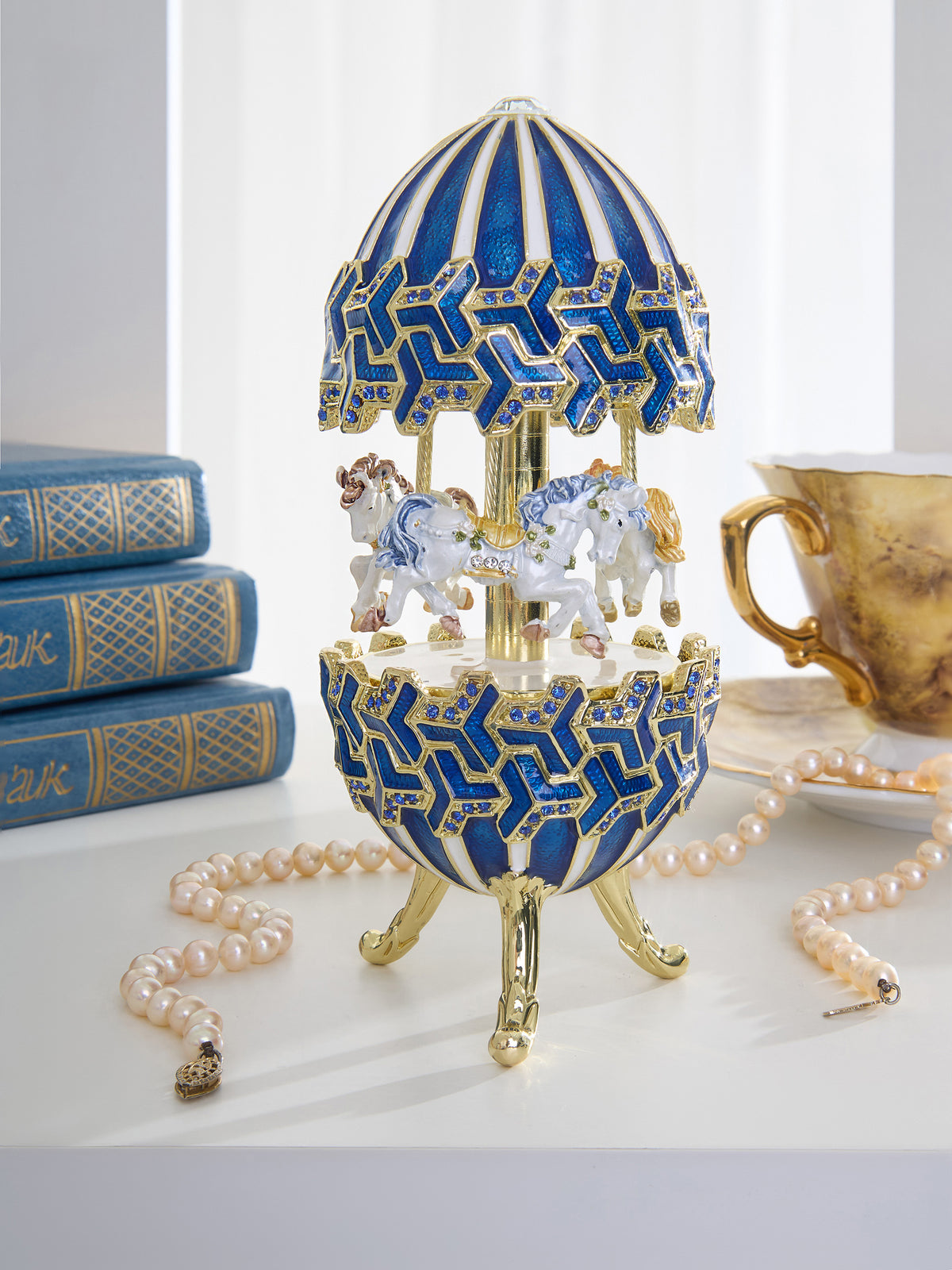 Blaues Faberge-Ei mit Pferdekarussell zum Aufziehen