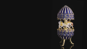 Blaues Faberge-Ei mit Pferdekarussell zum Aufziehen