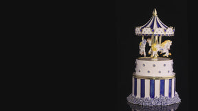 Blaues Faberge-Ei mit Pferdekarussell zum Aufziehen