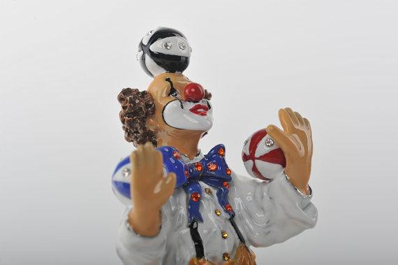 Keren Kopal Circus Clown Juggling