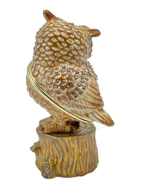 Keren Kopal Brown Owl on a tree log