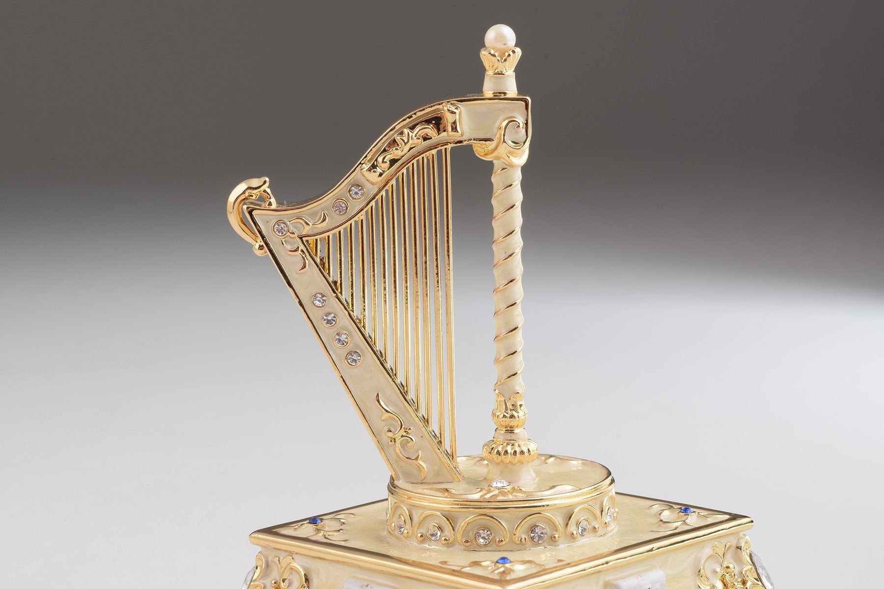 Keren Kopal White Harp